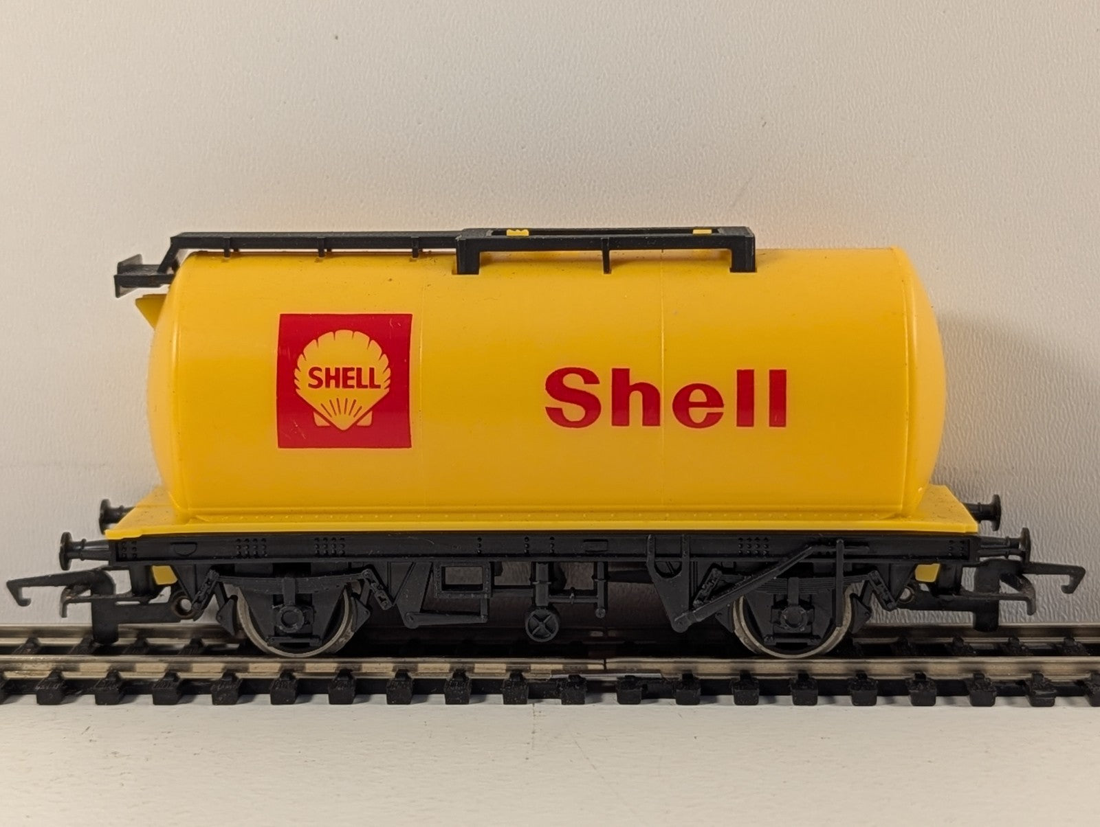 Hornby R227 OO Gauge Yellow Shell Tank Wagon Boxed