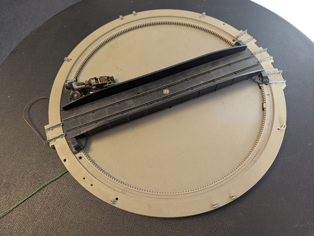 Hornby OO Gauge Operating Turntable R410