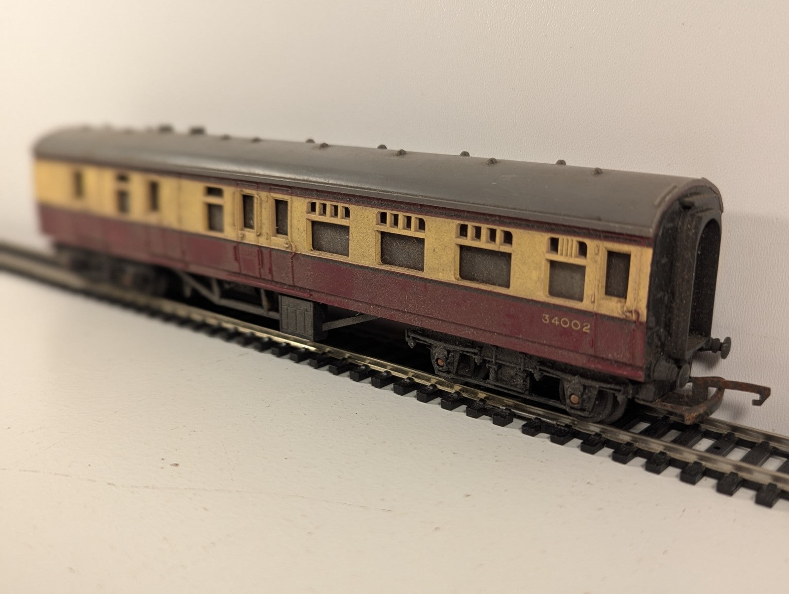 Tri-ang OO Gauge R28/220 Brake Coach 34002 Crimson & Cream