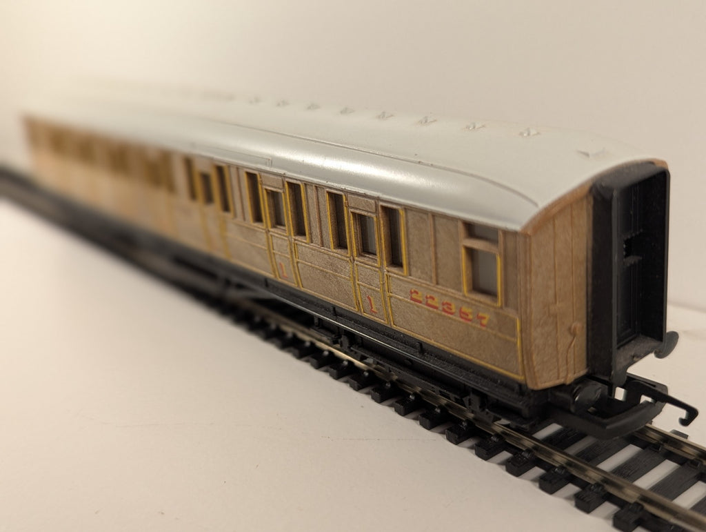 Hornby Railroad LNER Teak Composite Coach – 22357