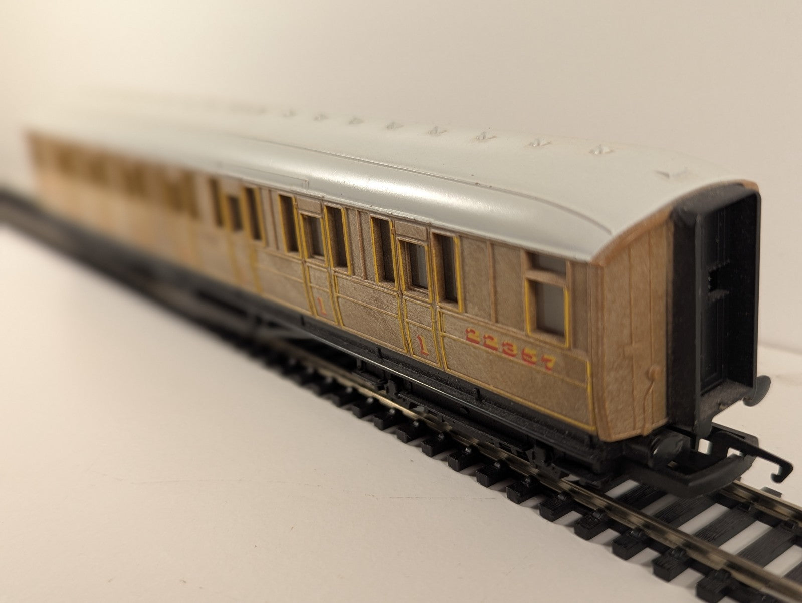 Hornby Railroad LNER Teak Composite Coach – 22357