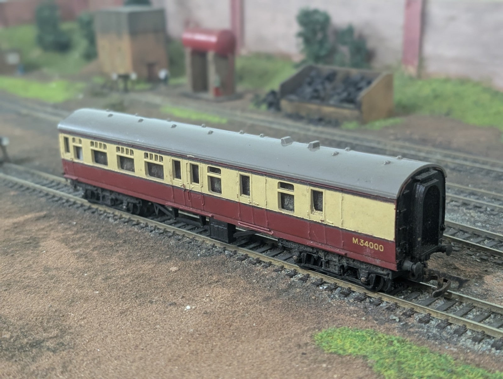 Tri-ang R028 OO Gauge 9" Brake Third Coach M34000 Crimson & Cream
