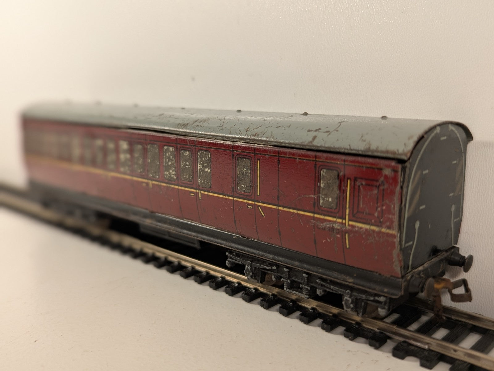 Hornby Dublo BR Maroon Suburban Tinplate Coach OO Gauge - Chipped Paint
