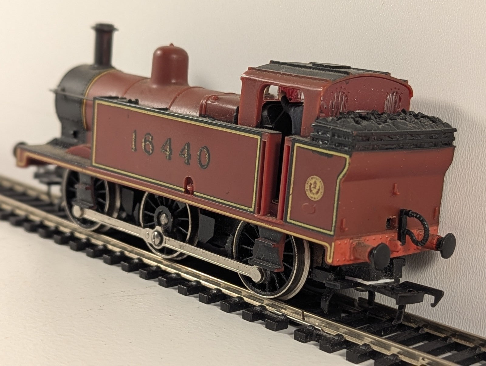 Hornby R52 OO Gauge Class 3F 0-6-0 Tank Locomotive 16440 LMS Maroon