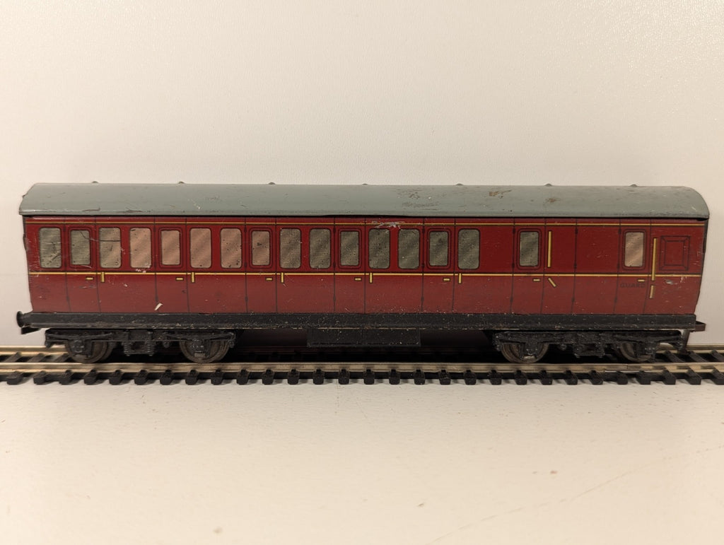 Hornby OO Gauge Maroon Suburban Brake Coach