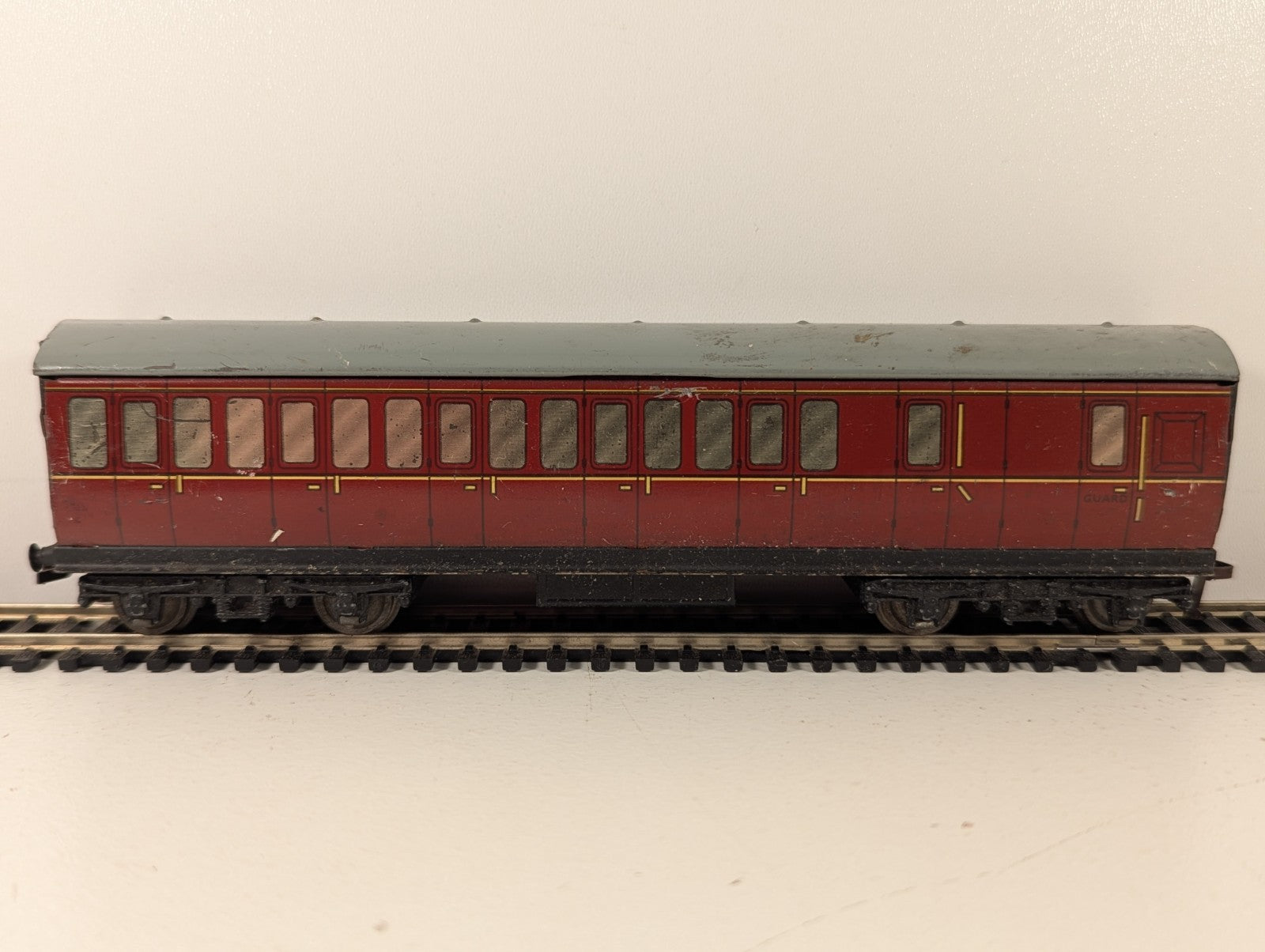 Hornby OO Gauge Maroon Suburban Brake Coach