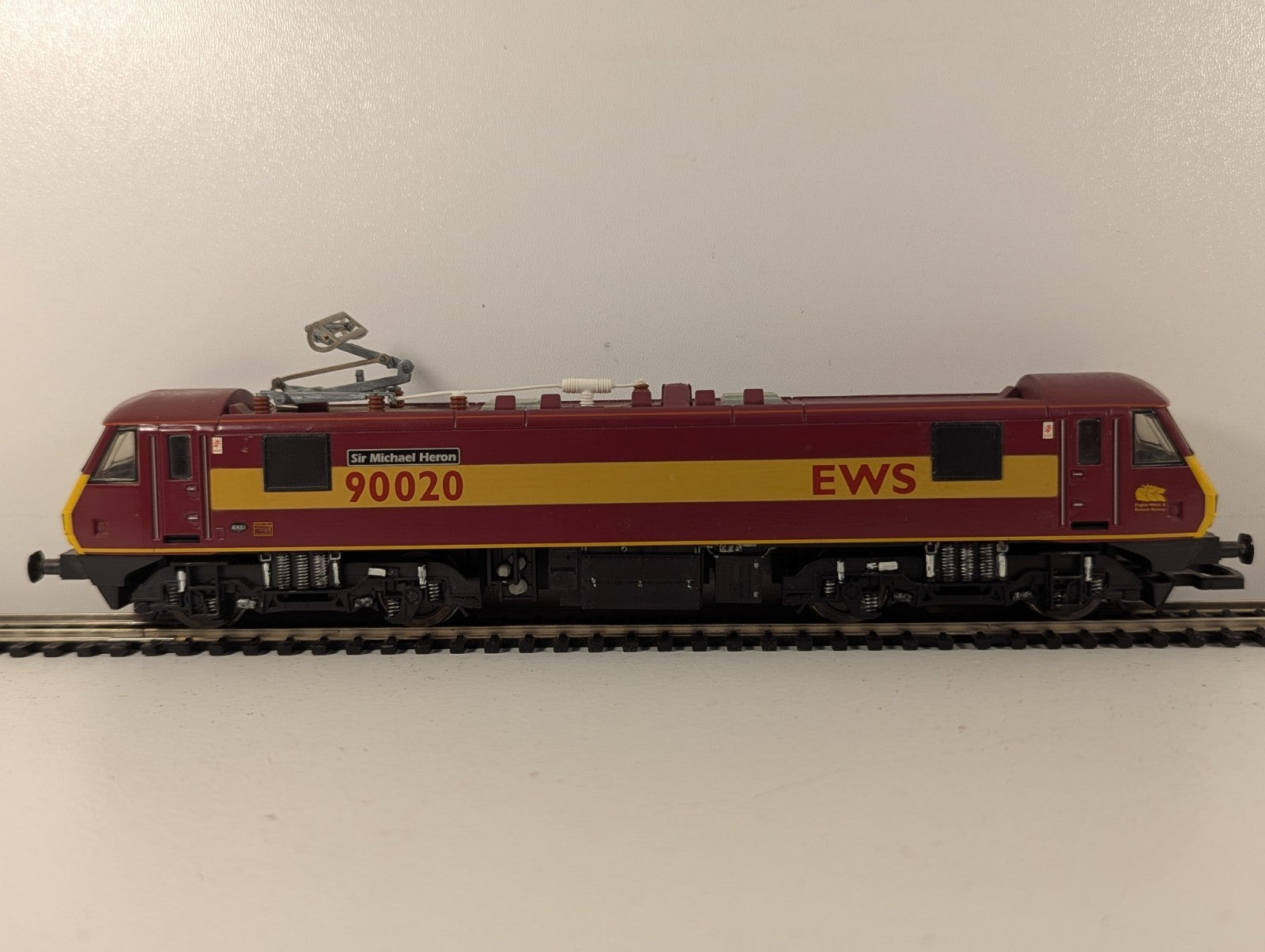 Hornby BR Class 90 EWS Electric Locomotive OO Gauge - Missing Coupling