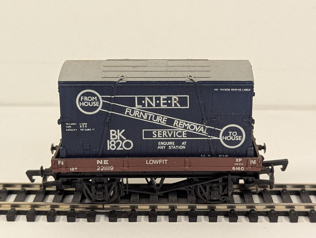 Mainline OO Gauge LNER Lowfit Wagon with LNER Furniture Removal Container