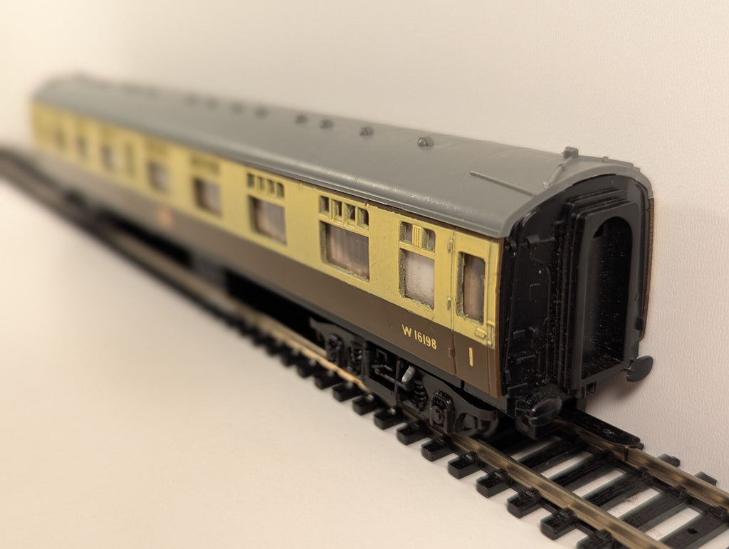 Trix OO Gauge BR Mk1 Composite Corridor Coach – W16198