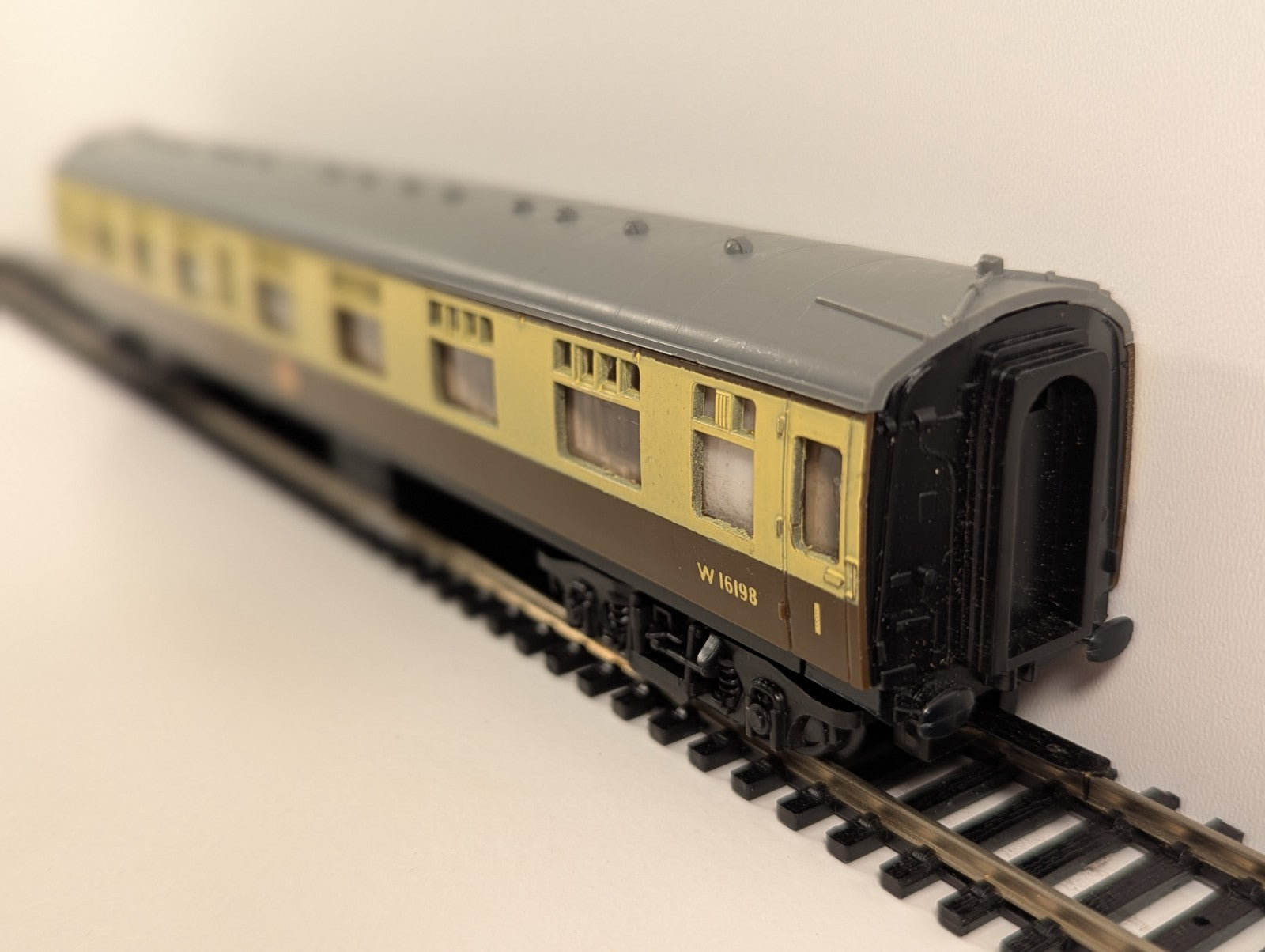 Trix OO Gauge BR Mk1 Composite Corridor Coach – W16198