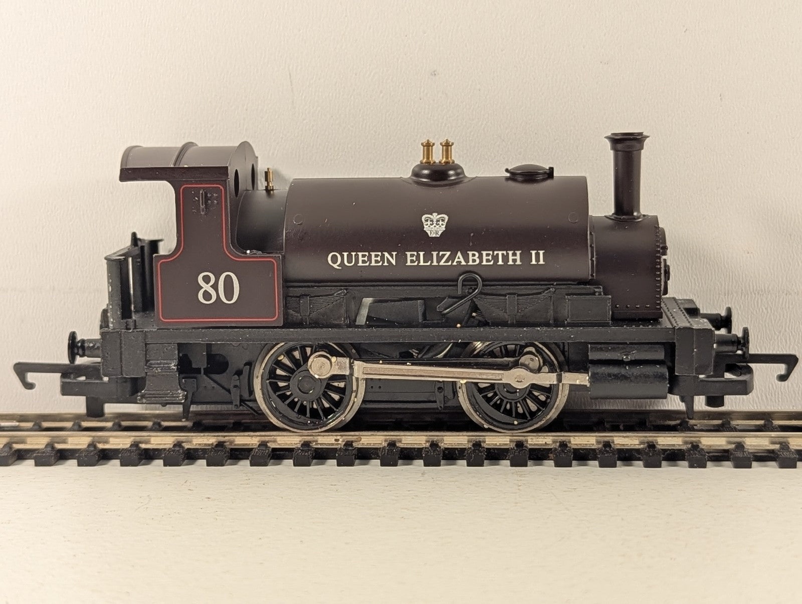 Hornby OO Gauge Class 0F 0-4-0ST Queen Elizabeth II Steam Locomotive 80 Brown