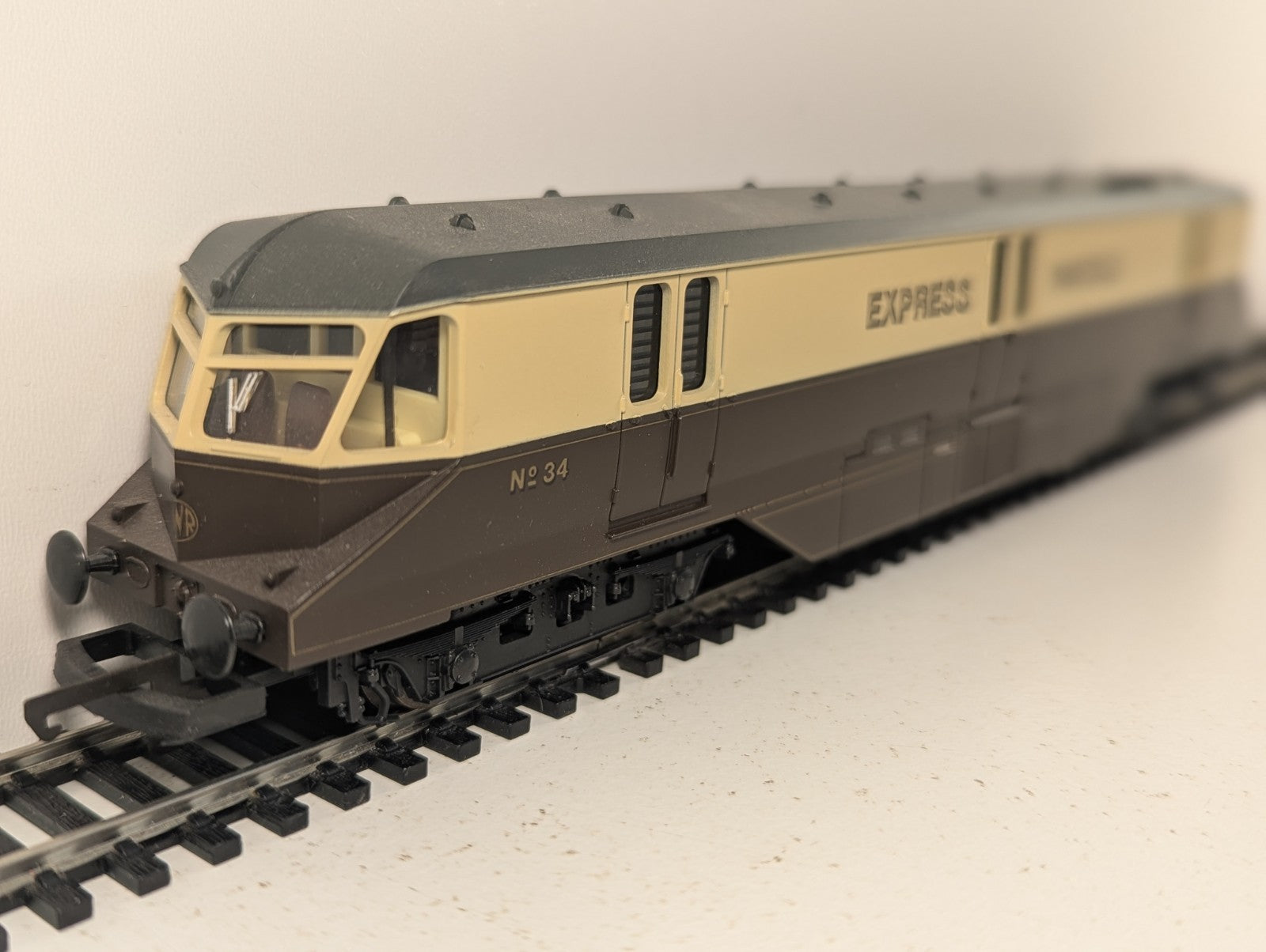 Lima OO Gauge GWR Express Parcels Railcar No. 34 GWR Chocolate and Cream