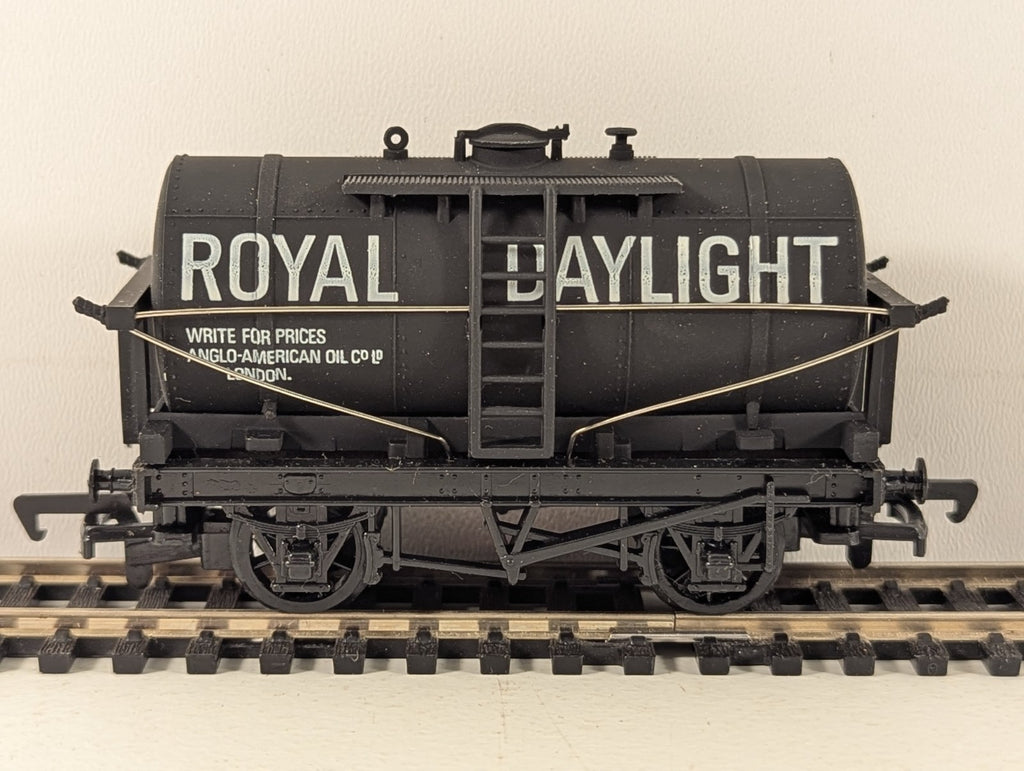 Mainline 37-134 OO Gauge Royal Daylight Paraffin Tank Wagon - Boxed