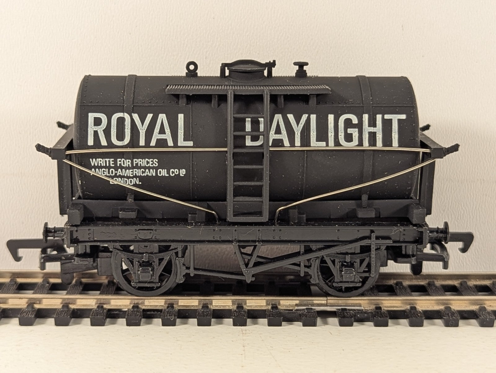 Mainline 37-134 OO Gauge Royal Daylight Paraffin Tank Wagon - Boxed
