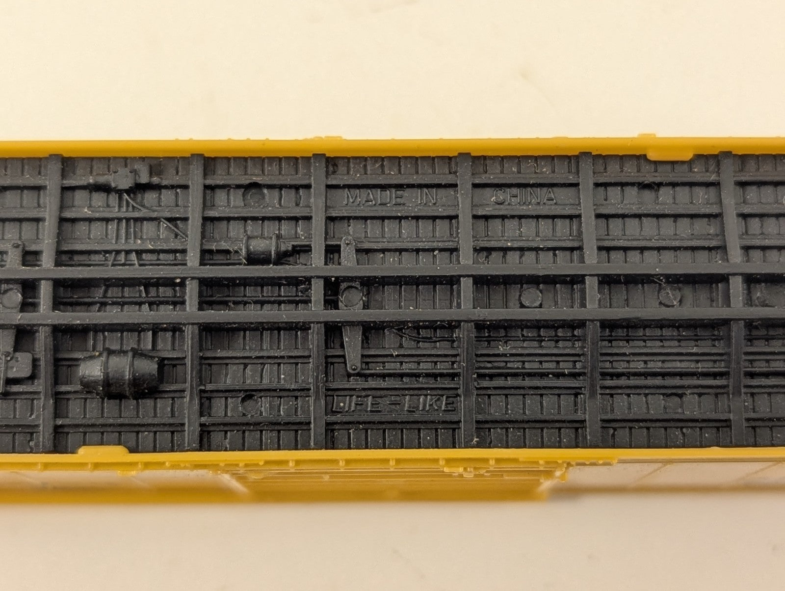 Life-Like N Scale 50ft Evans Plug Door Boxcar Union Pacific Yellow
