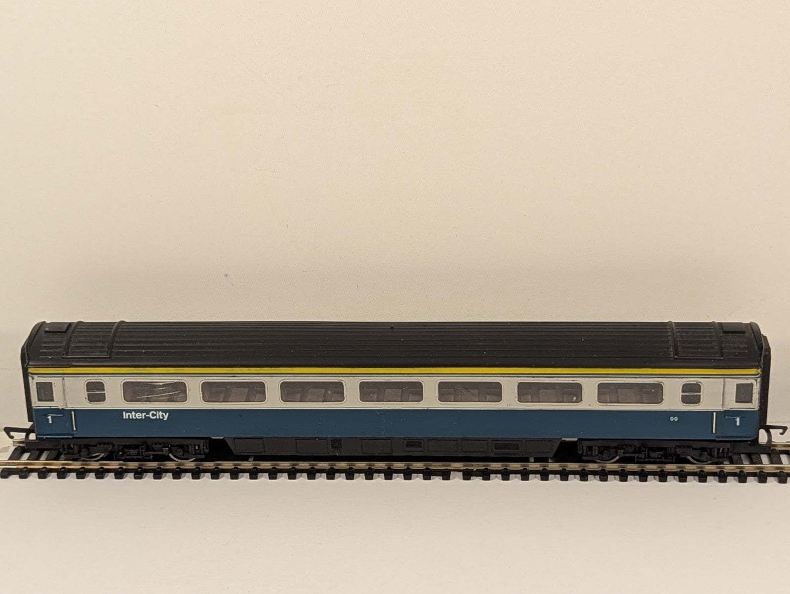 Hornby R4366 BR Mk3 First Class Open Coach OO Gauge