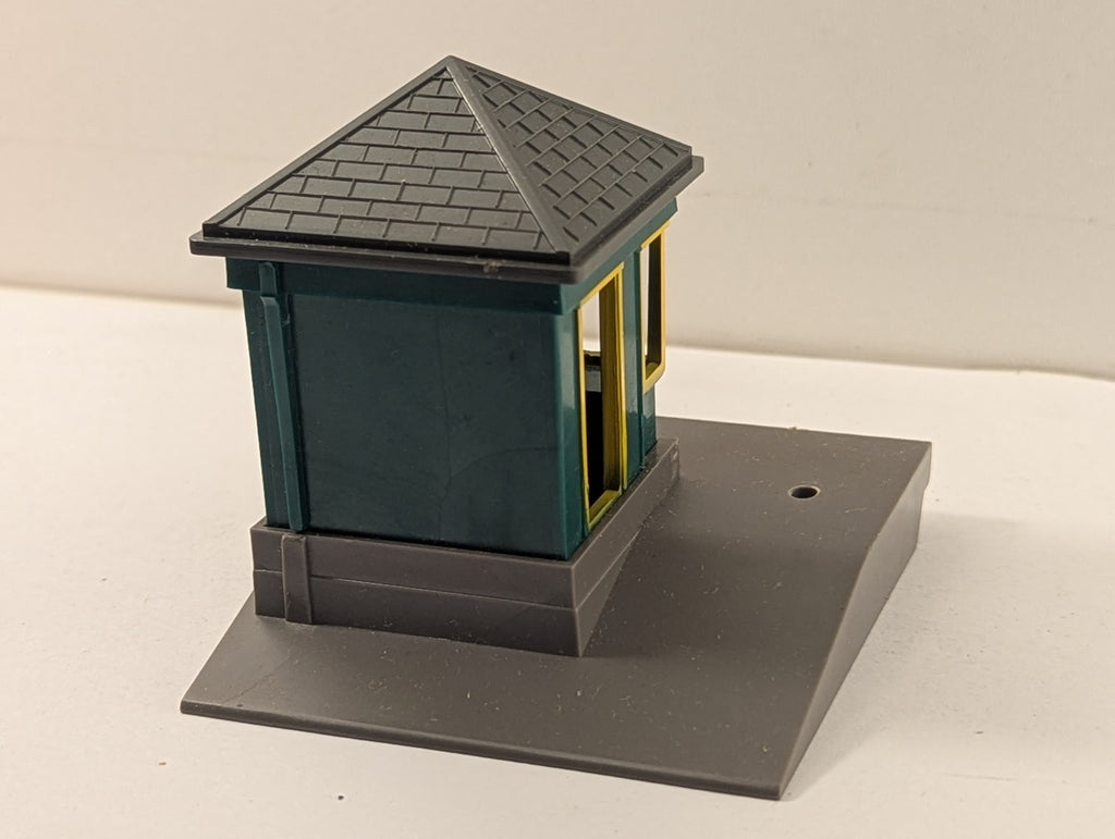 Tri-ang OO Gauge R.72 Gate Keeper's Hut