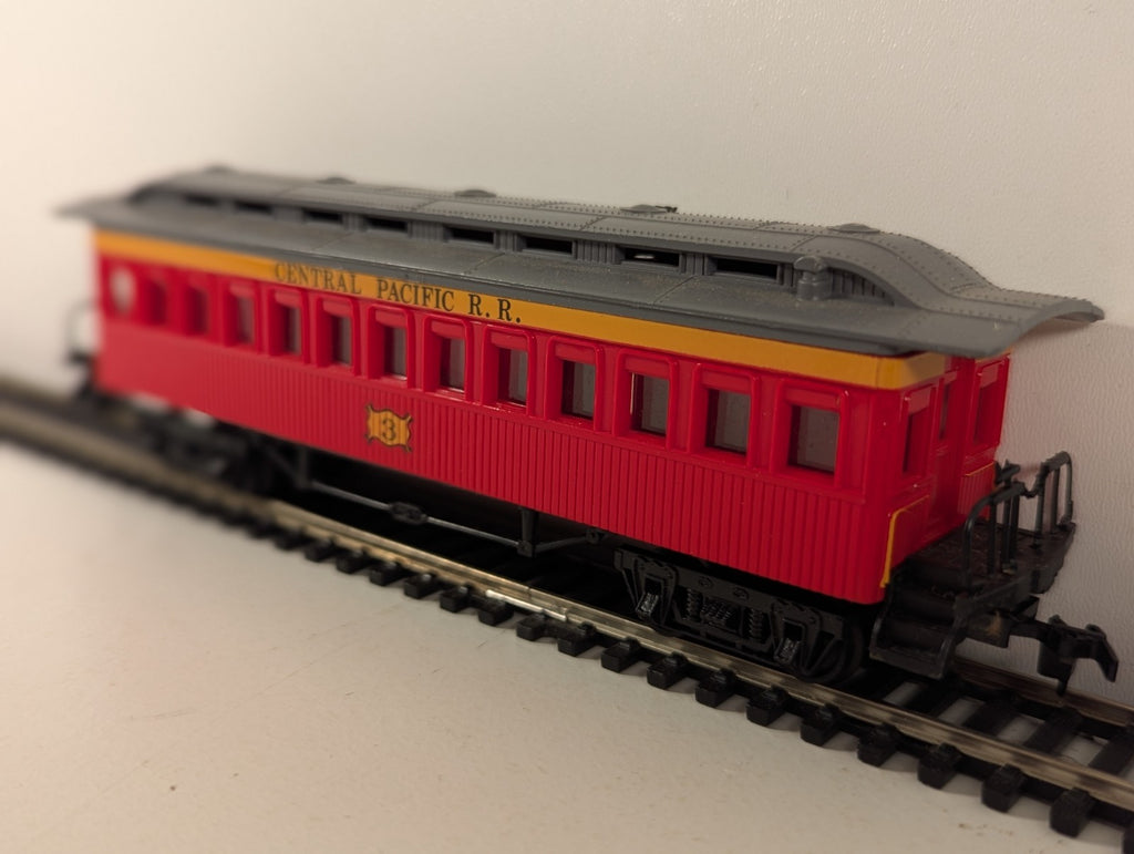 Bachmann 72924 HO Gauge Central Pacific 47ft Old Time Coach - Boxed