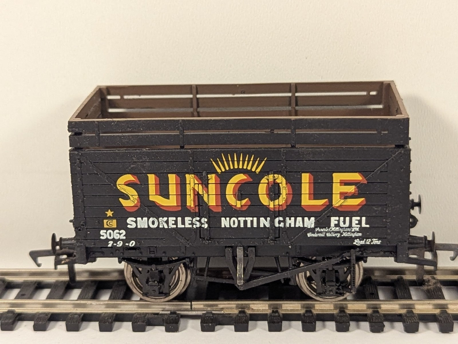 Bachmann Branchline OO Gauge Suncole 7 Plank Wagon with Coke Rails