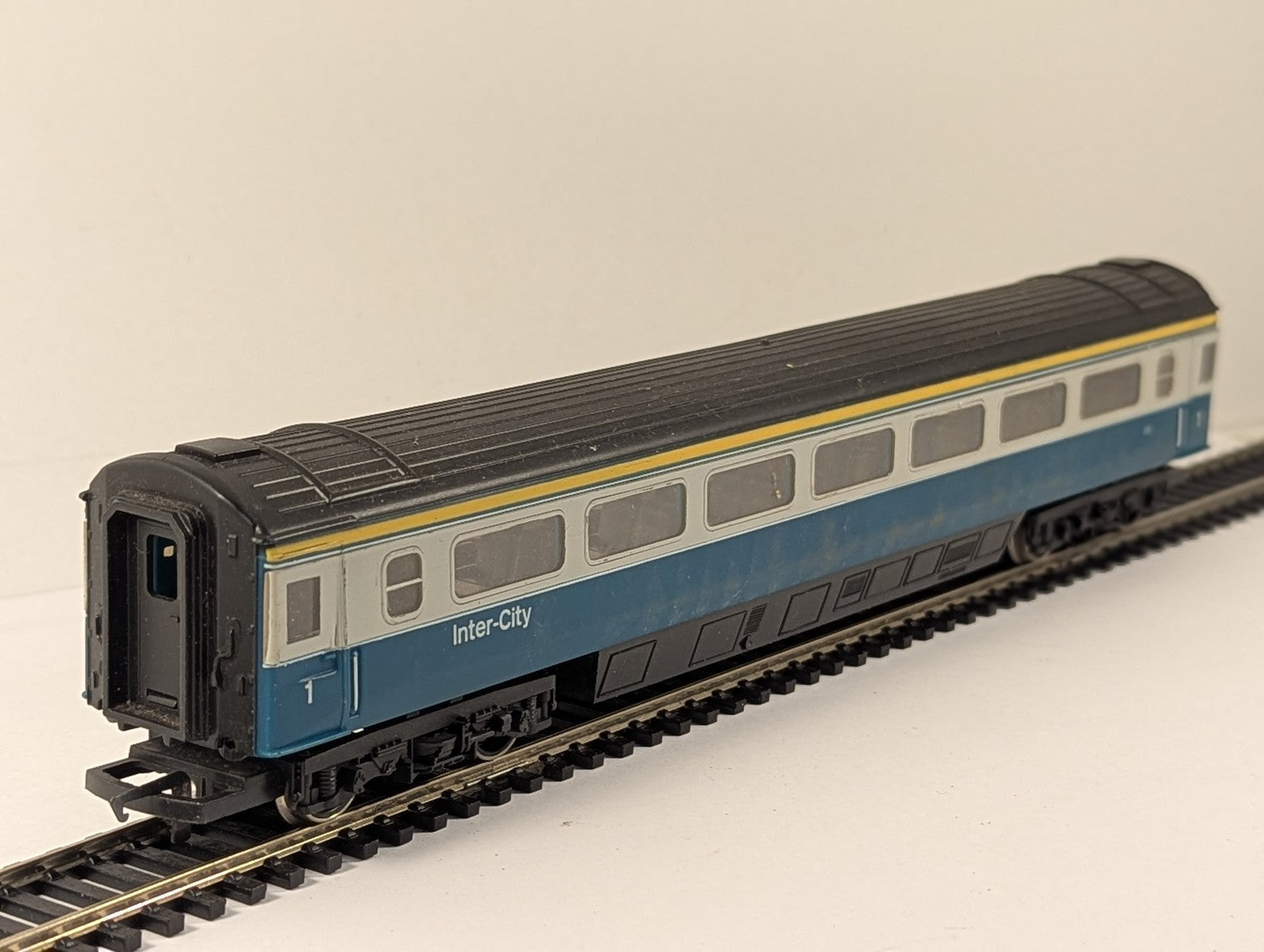 Hornby OO Gauge BR Mk3 First Class Coach Passenger Coach BR Blue & Grey R426