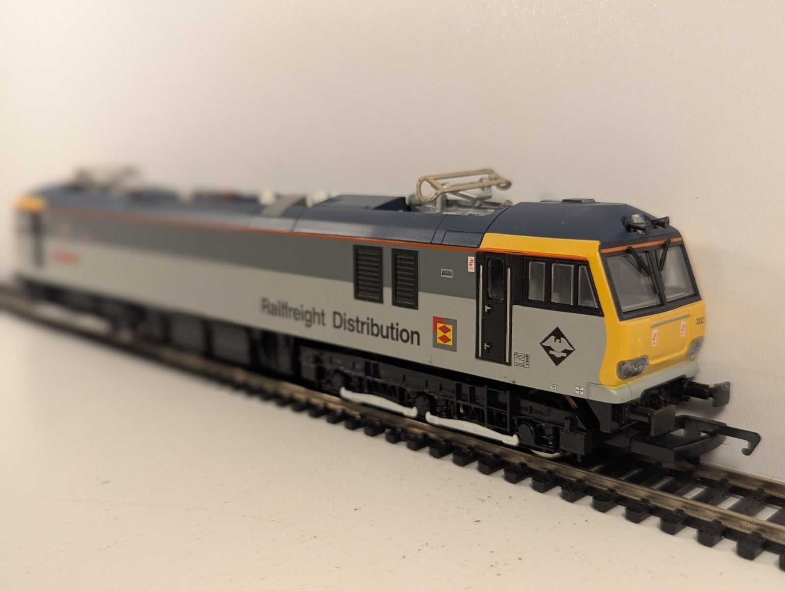 Hornby OO Gauge Class 92 022 Charles Dickens Railfreight Distribution