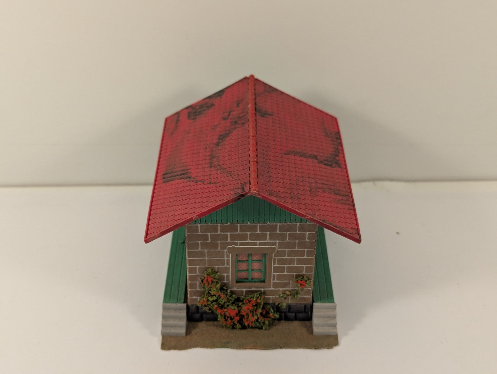 Trainstore HO Gauge Warehouse with Loading Ramps