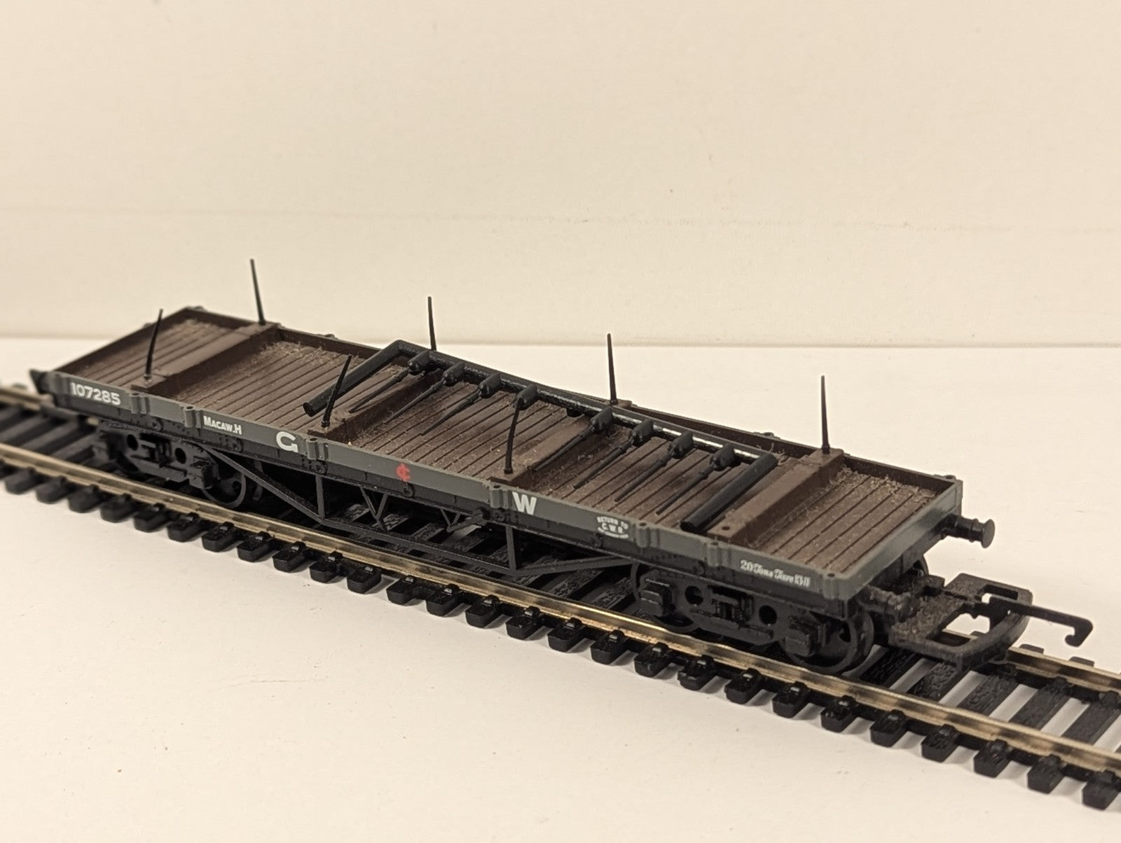 Hornby R6015 OO Gauge GWR Macaw B Bogie Bolster Wagon 107285