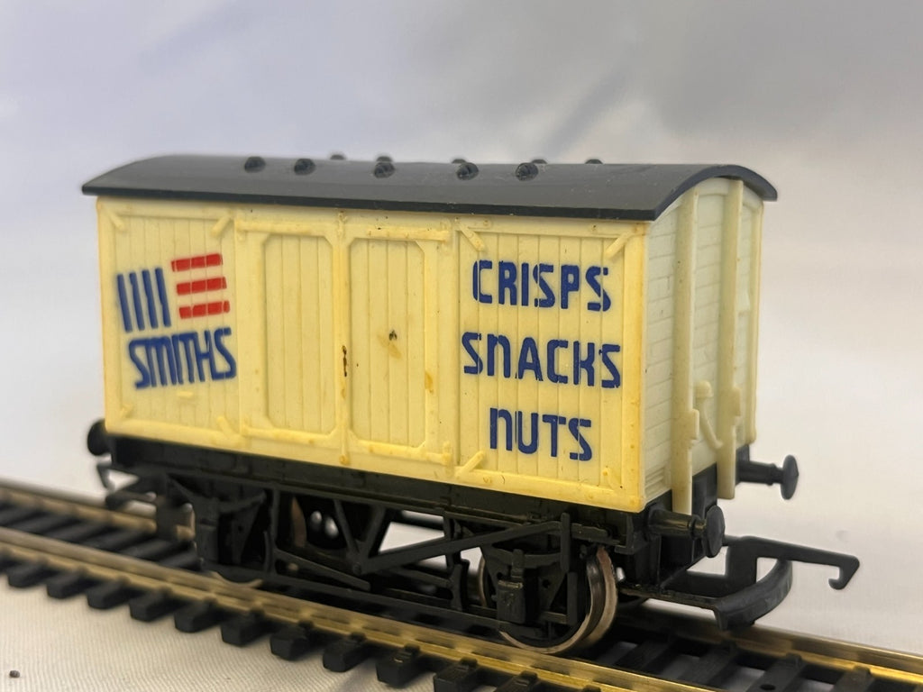 Hornby R135 OO Gauge Smiths Crisps Closed Van Wagon