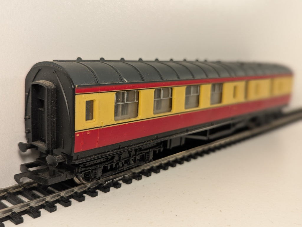 Hornby R438 OO Gauge BR Stanier Brake Coach Cream & Maroon