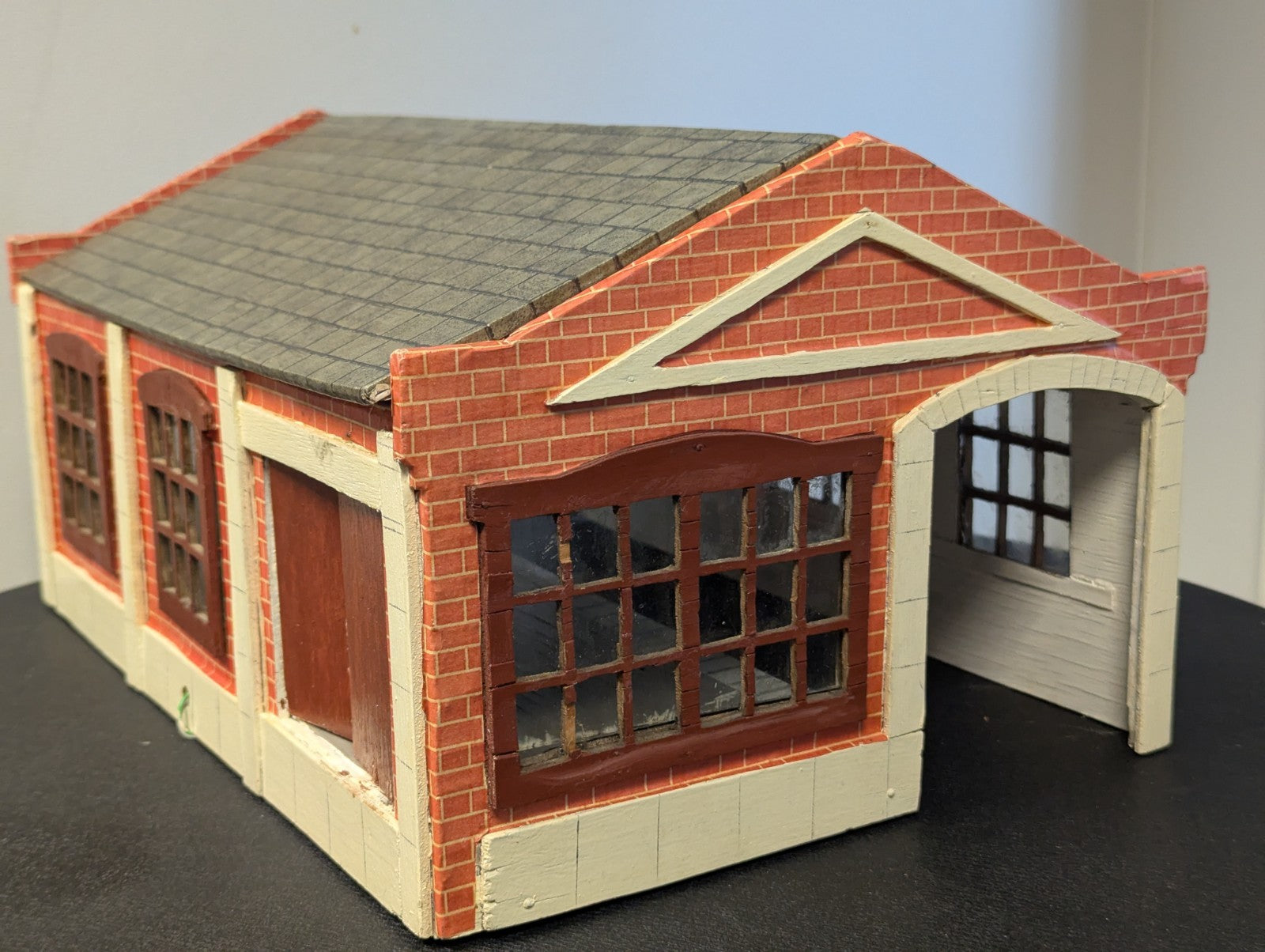 O Gauge Stunning Engine Shed with Platform and Built-In Lights