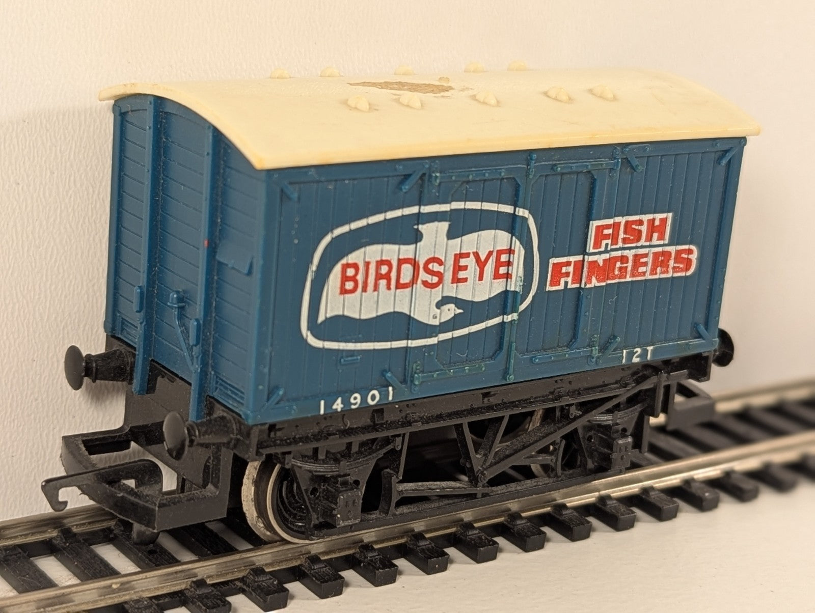 Hornby R105 Birds Eye Fish Fingers Van – OO Gauge