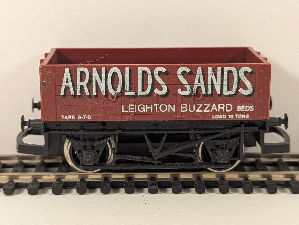 Hornby OO Gauge 5 Plank Open Wagon – “Arnolds Sands”