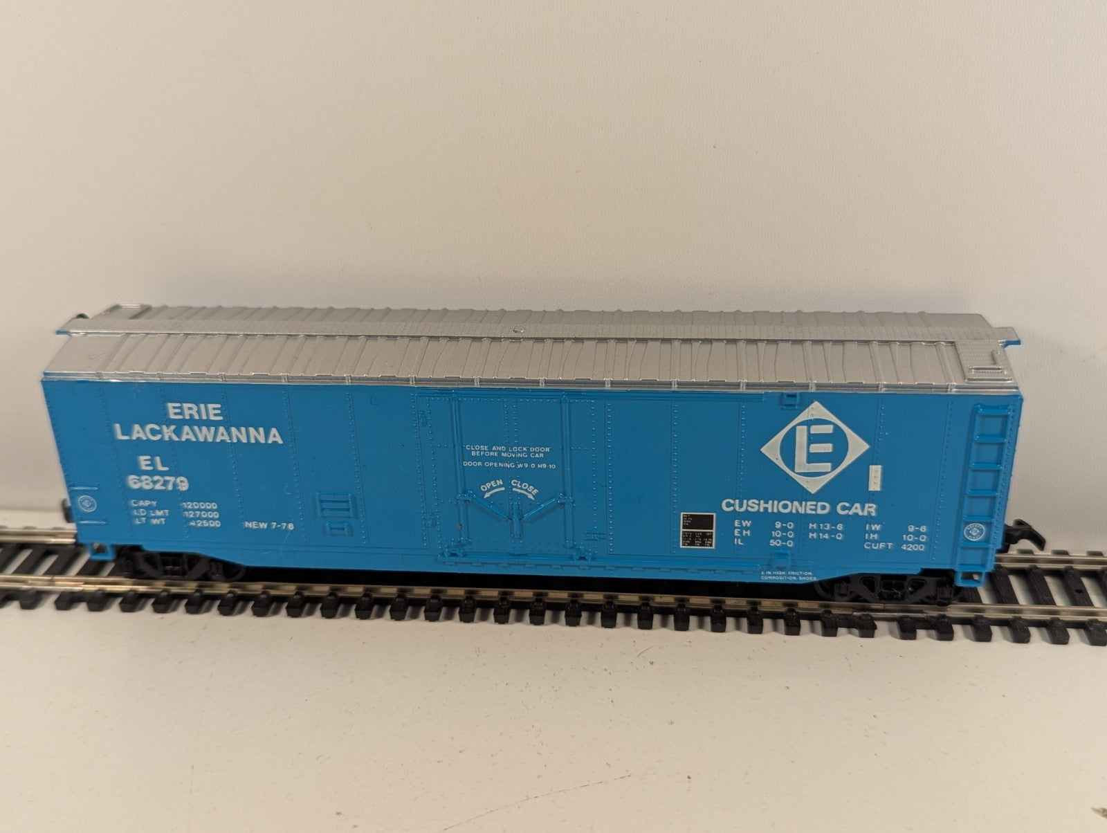 Bachmann HO Gauge Erie Lackawanna 50ft Boxcar