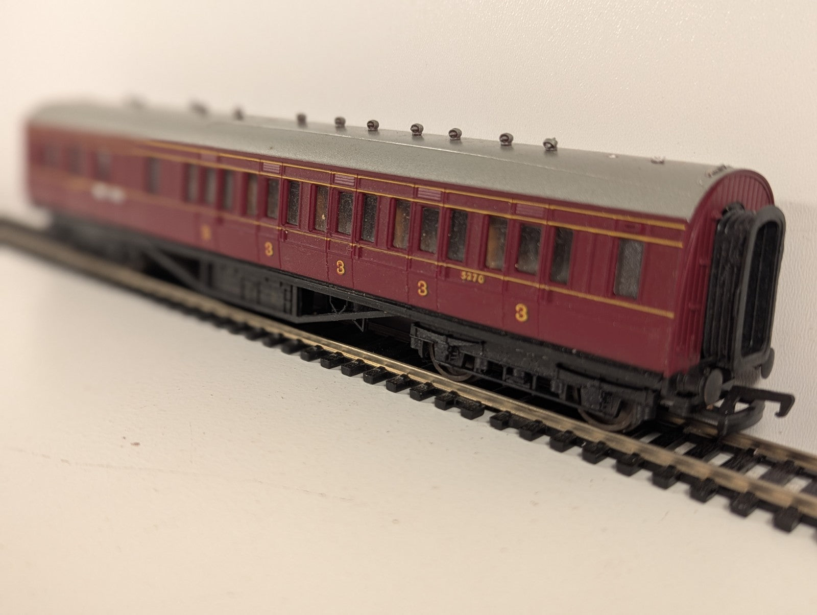 Bachmann OO Gauge LMS 3rd Class Corridor Brake Coach Maroon