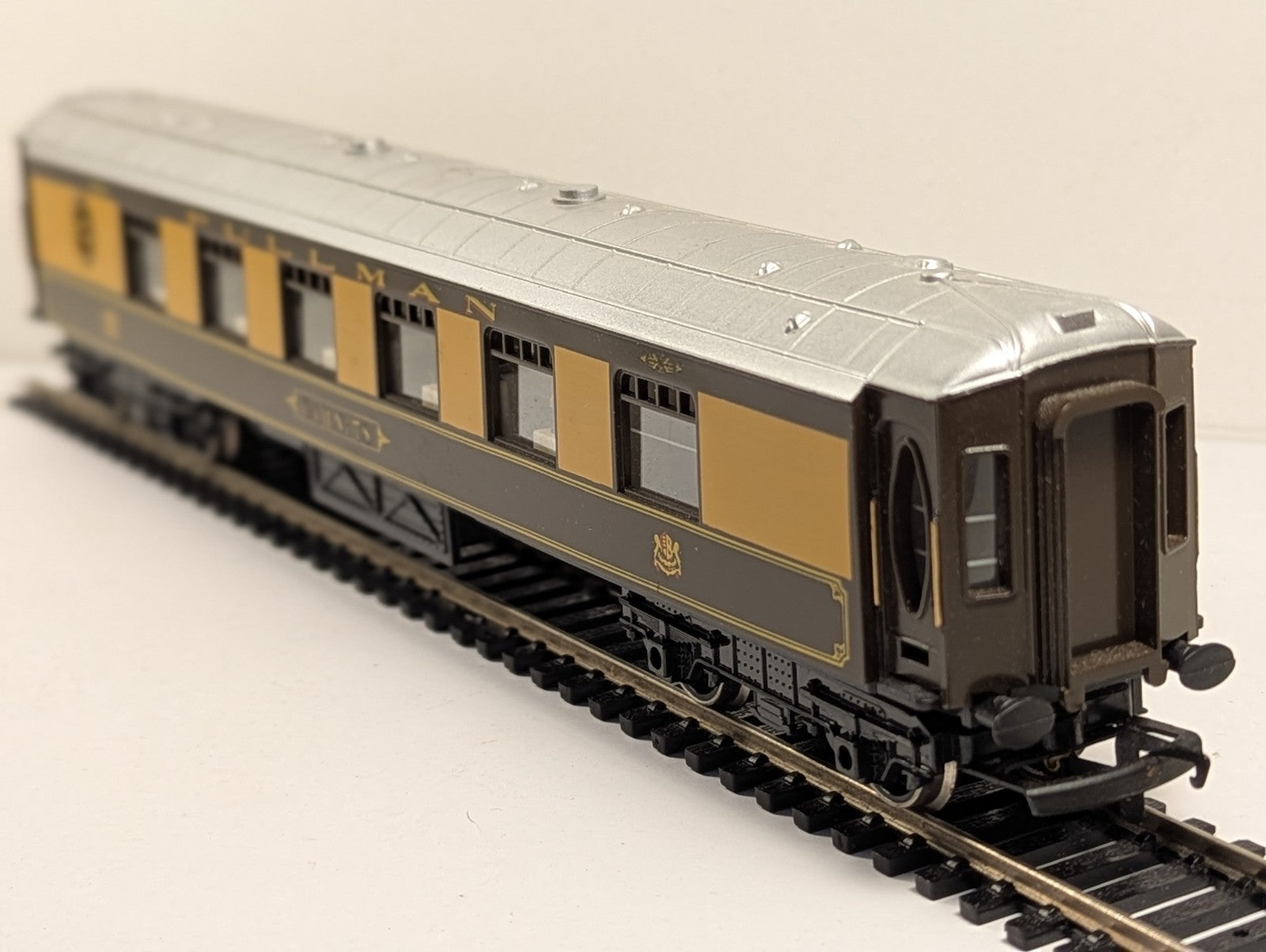 Hornby R223 OO Gauge BR Pullman 1st Class Coach Car 78
