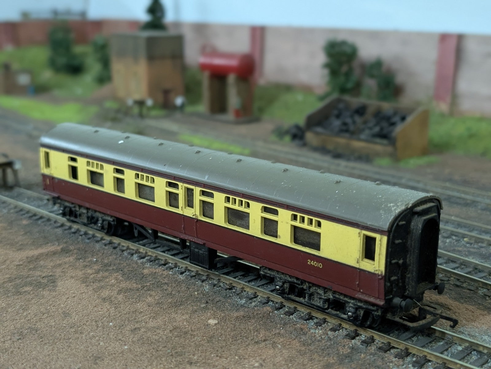 Triang OO R29/221 Maroon & Cream Coach  24010 1st Class