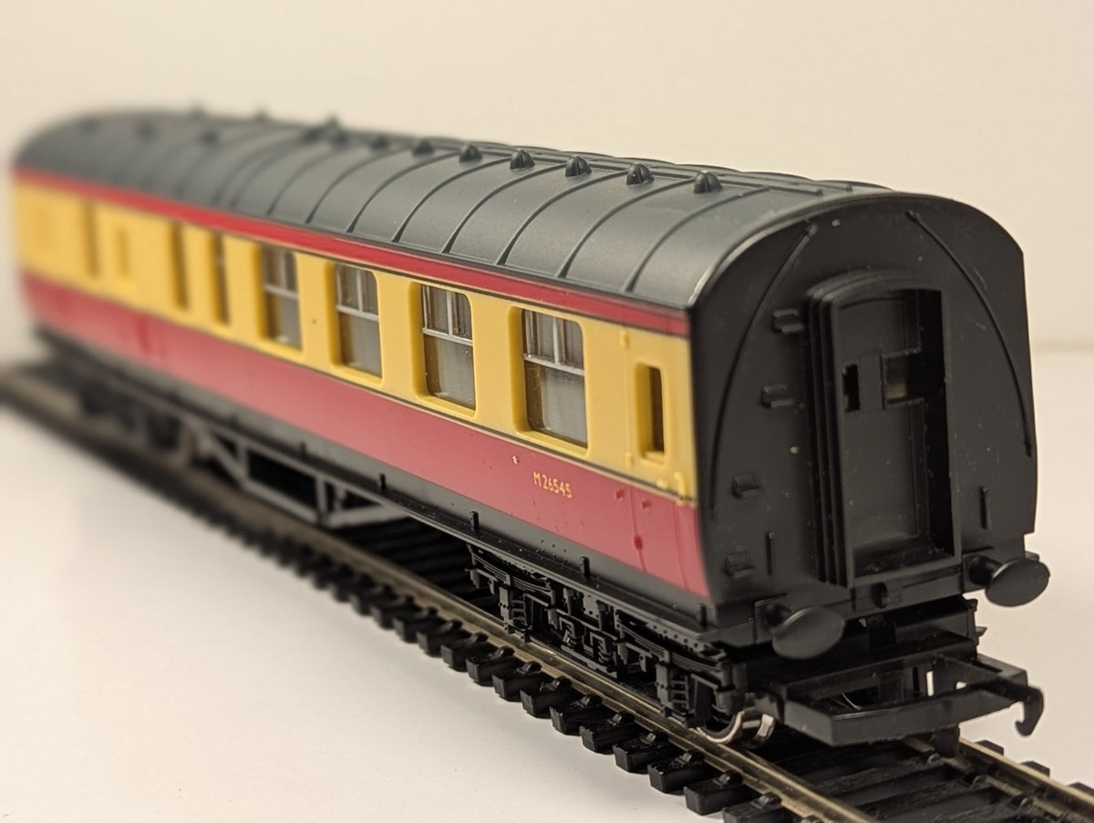 Hornby R438 OO Guage BR Brake Third Coach Blood & Custard - boxed