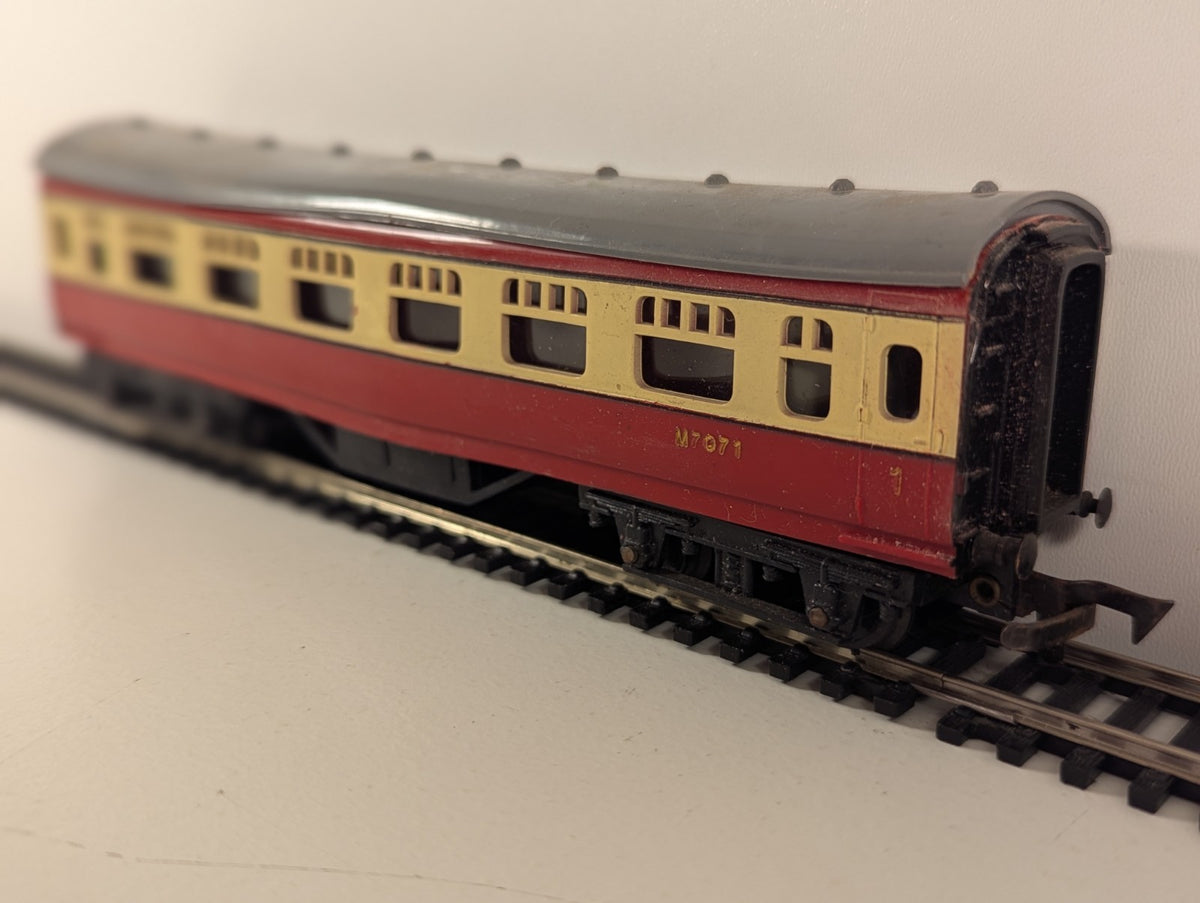 Tri-ang R21 OO/HO Gauge Passenger Coach M7071 – Blood & Custard Livery