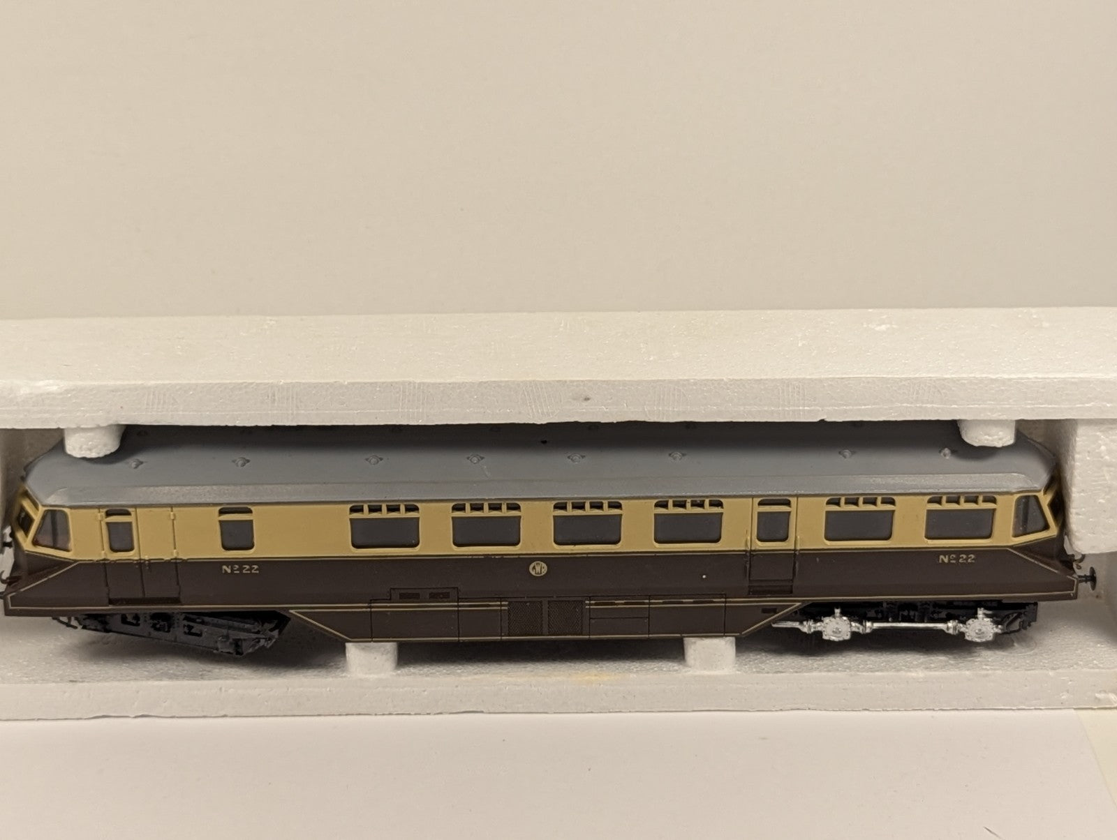 Lima OO Gauge GWR Diesel Railcar No. 22 Chocolate & Cream - Boxed