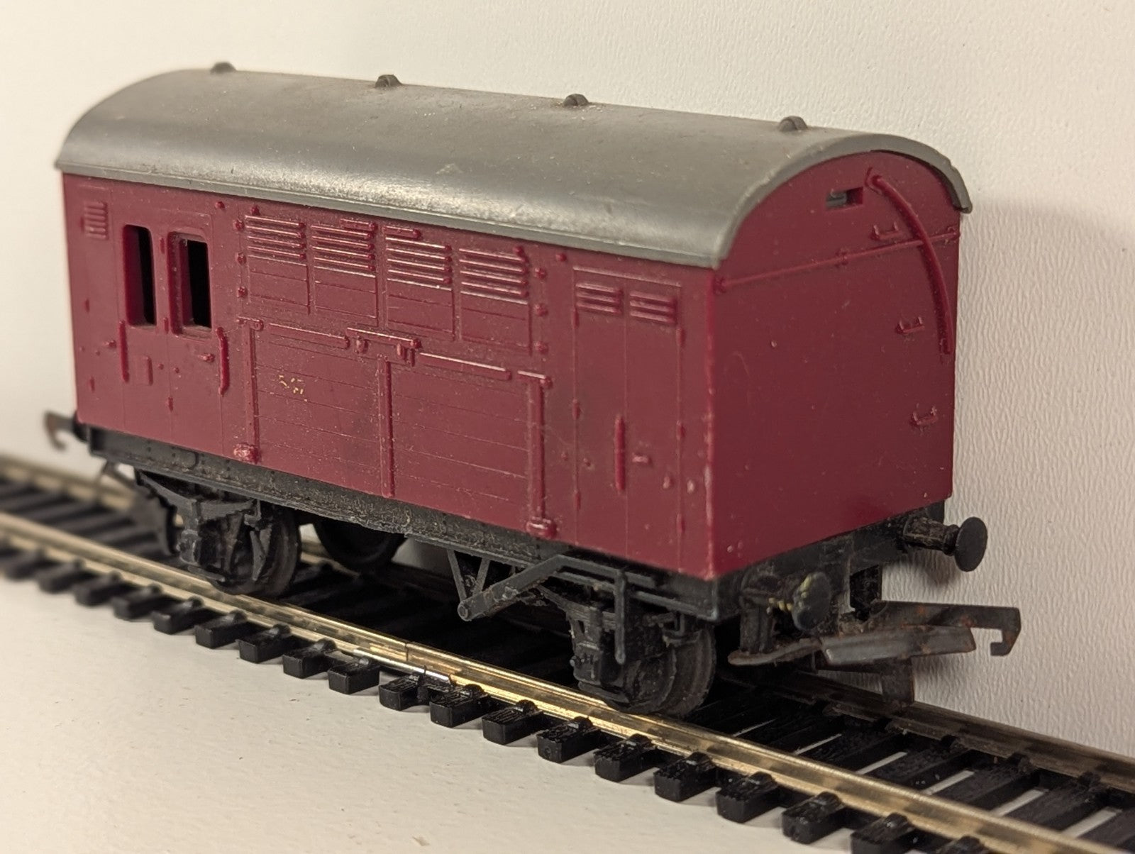 Tri-ang Hornby R123 Horse Box Wagon – BR Maroon – OO Gauge