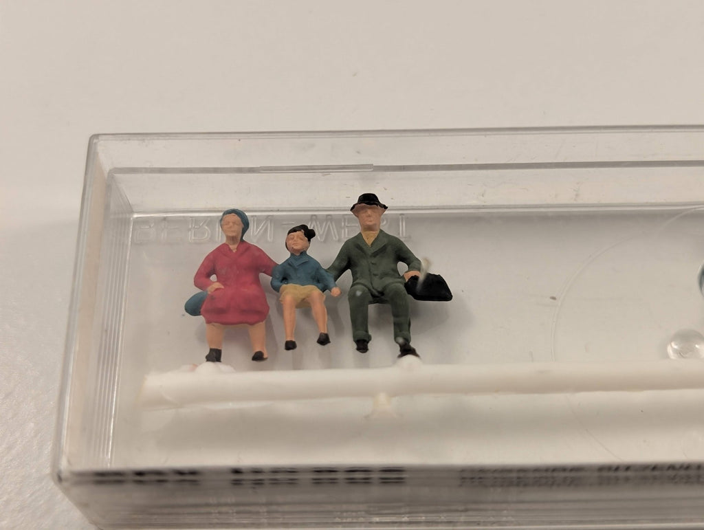 Merten HO Scale Figures – Group of Sitting Passengers (Set No.865)