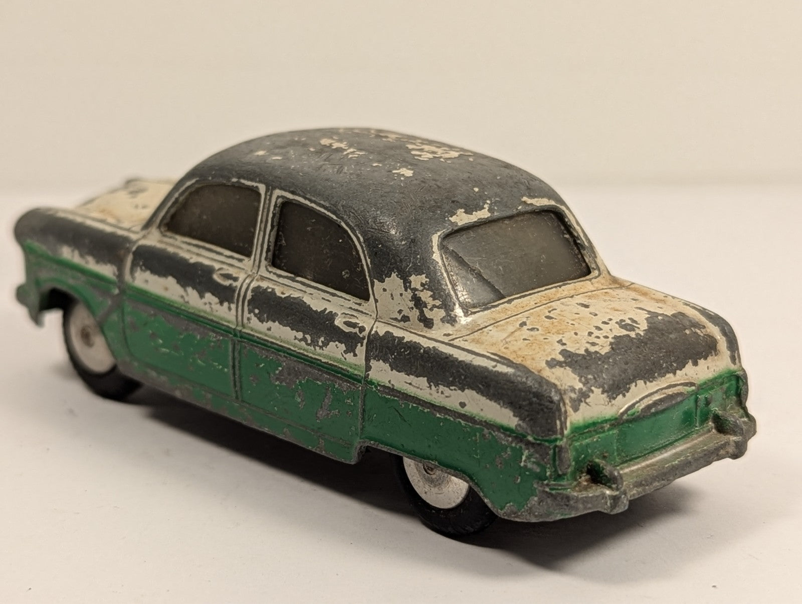 Corgi Toys Ford Zephyr Saloon 1:43 Scale