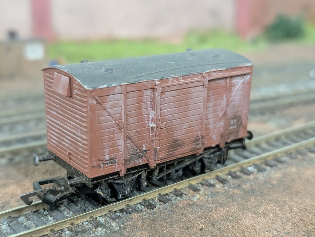 Airfix 12t Single Vent Van B751707 Brown OO Gauge