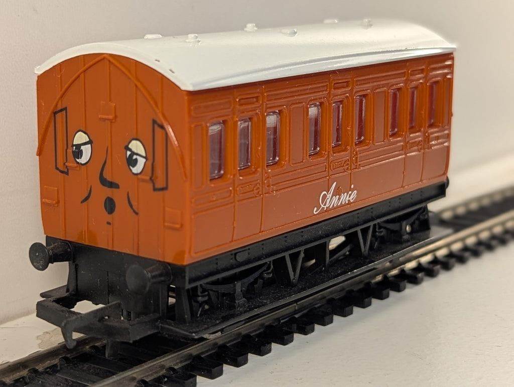 Hornby R110 Thomas & Friends Annie Coach