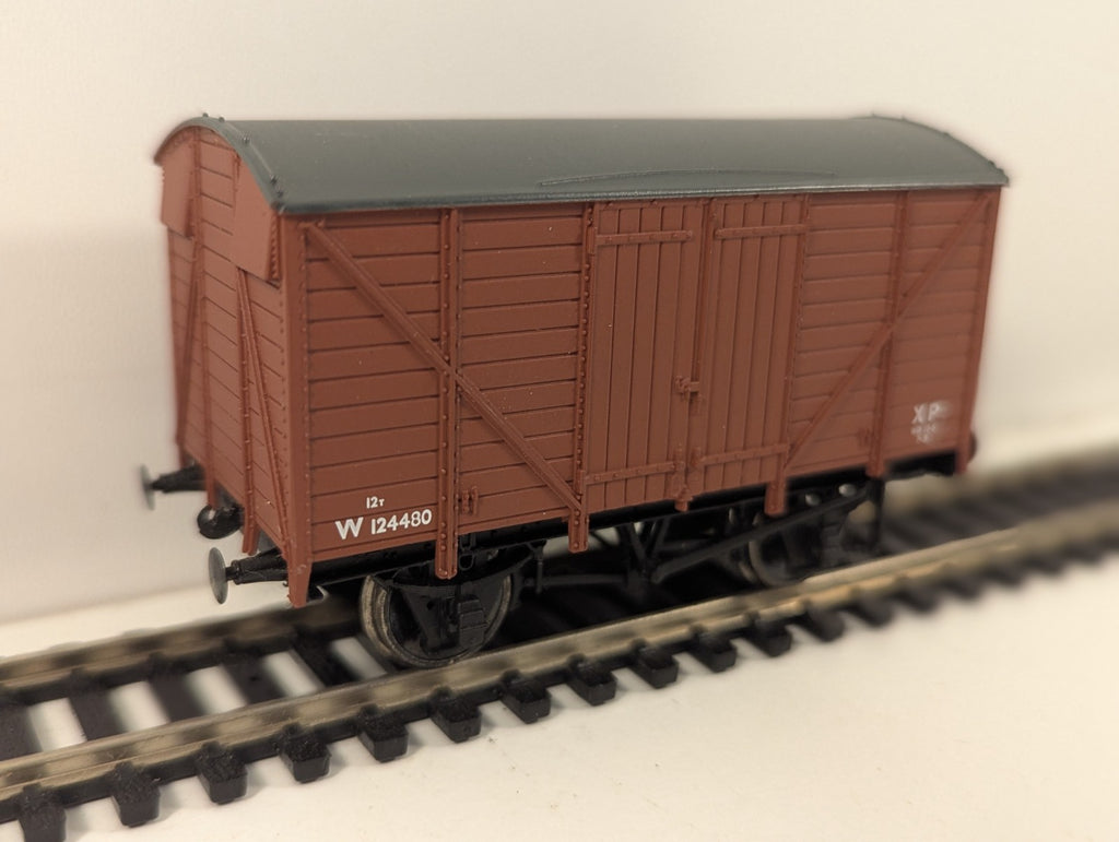 Bachmann OO Gauge 12T Ventilated Van BR Grey