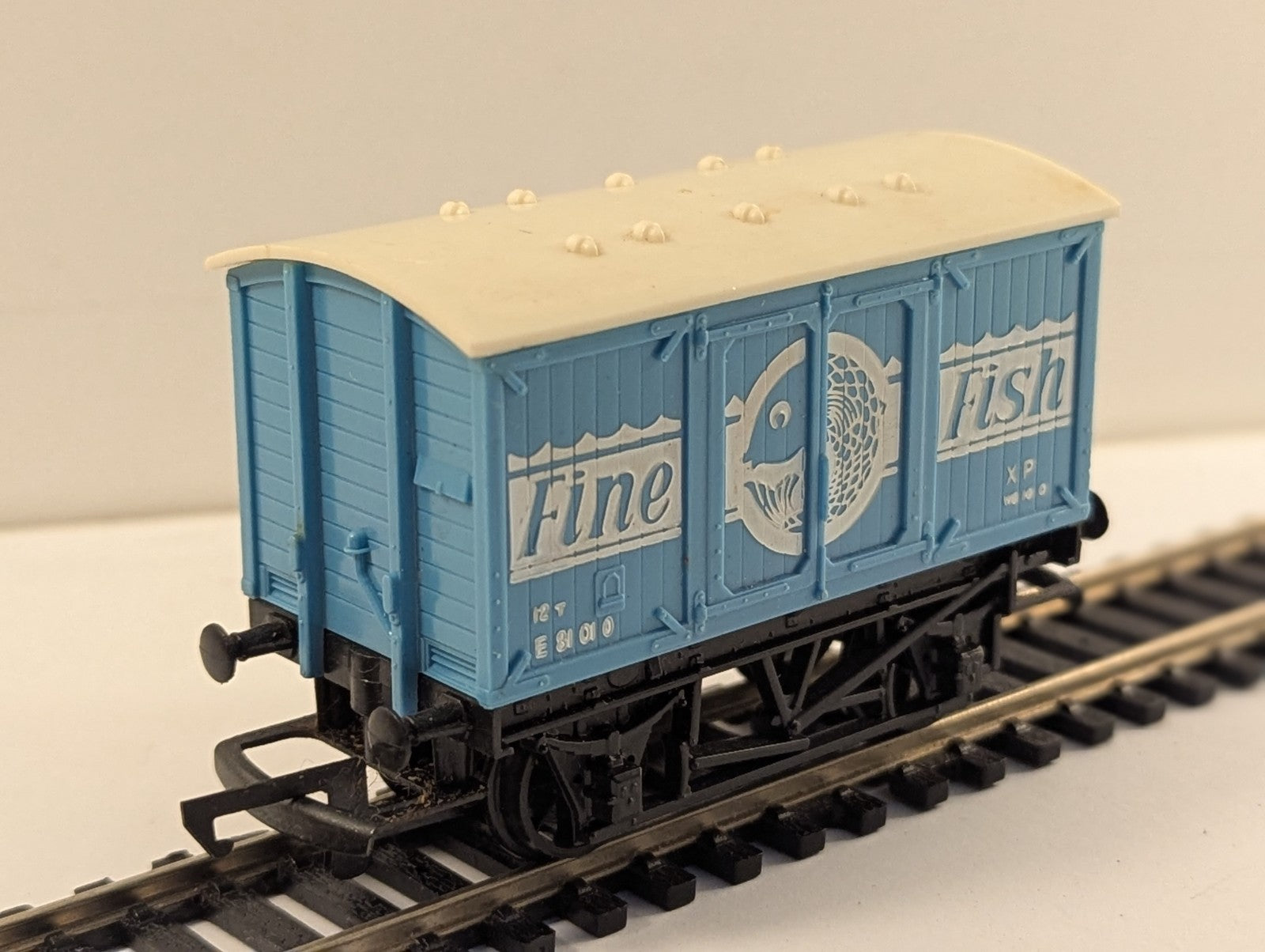 Hornby R118 OO Gauge BR Blue 12T Fine Fish Van E81010