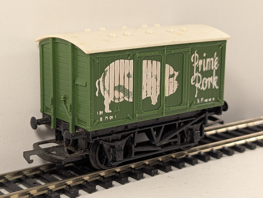 Hornby OO Gauge R216 Prime Pork Closed Van
