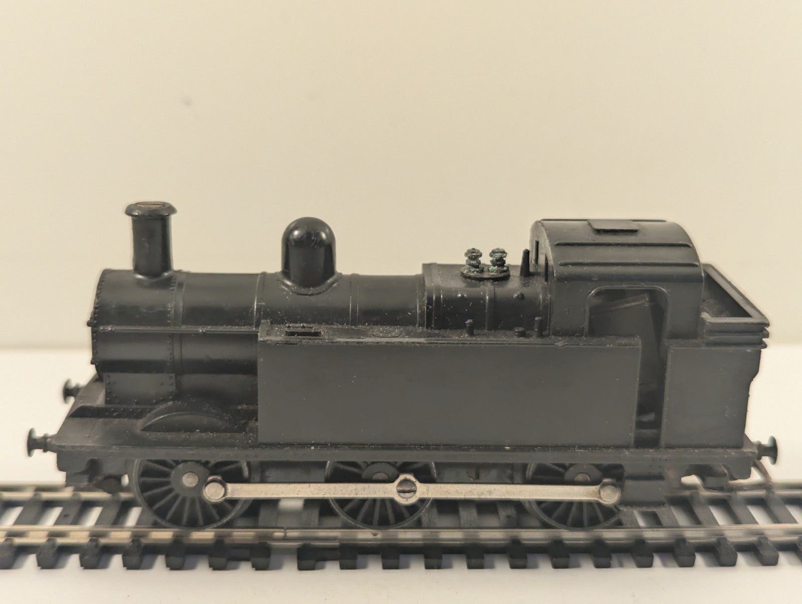 Tri-ang OO Gauge Class 3F "Jinty" 0-6-0T Tank Locomotive - Repainted