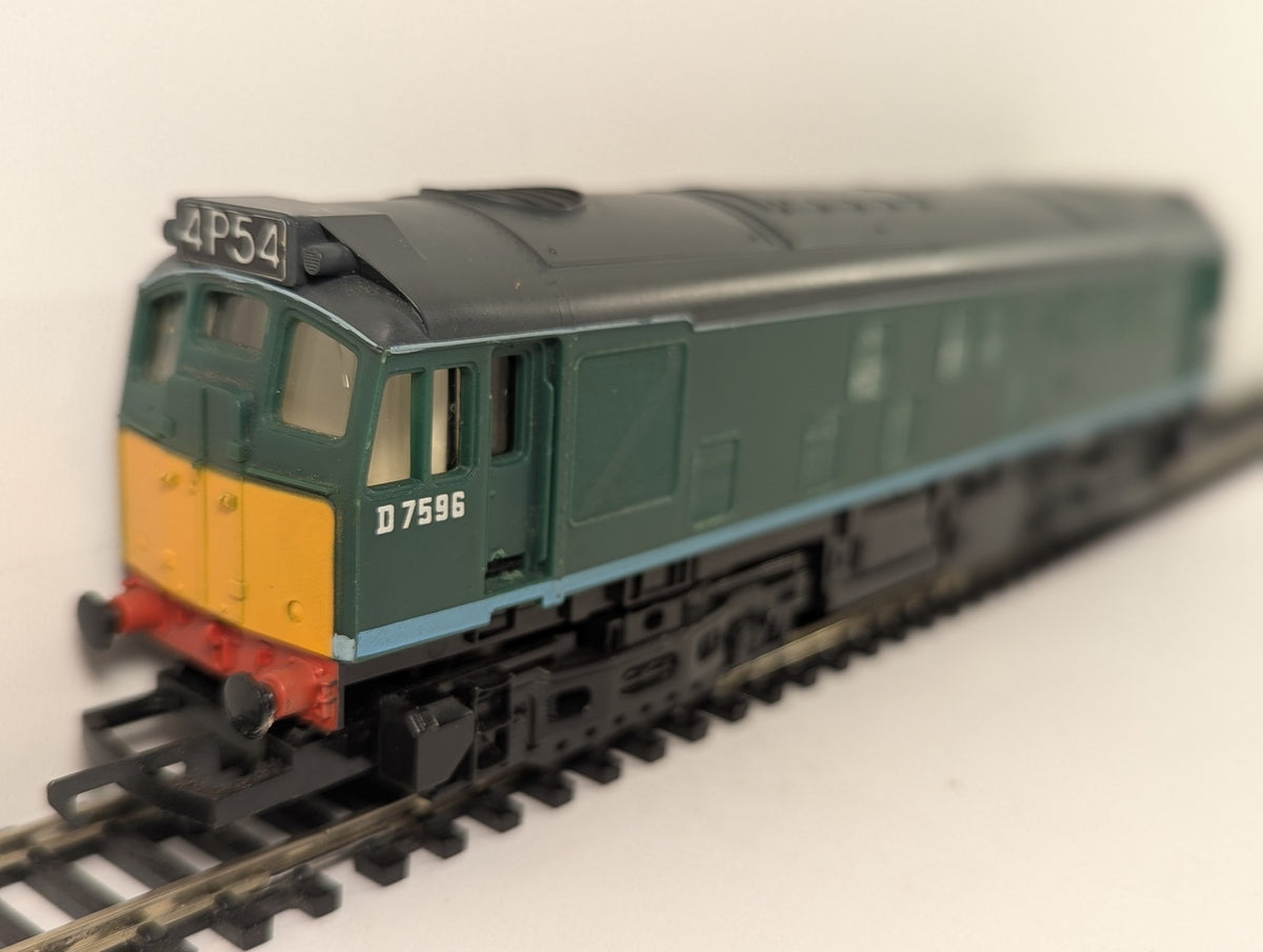 Hornby OO Gauge Class 25 Diesel Locomotive D7596 BR Green R068