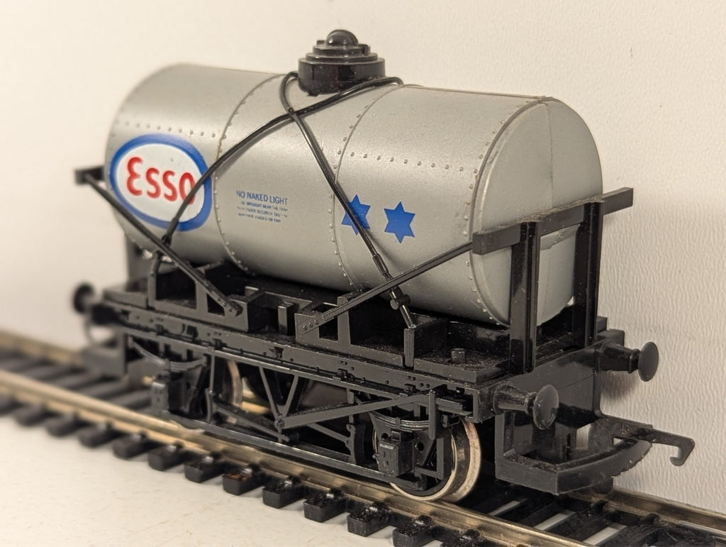 Hornby Railways R008 OO Gauge Esso Tank Wagon